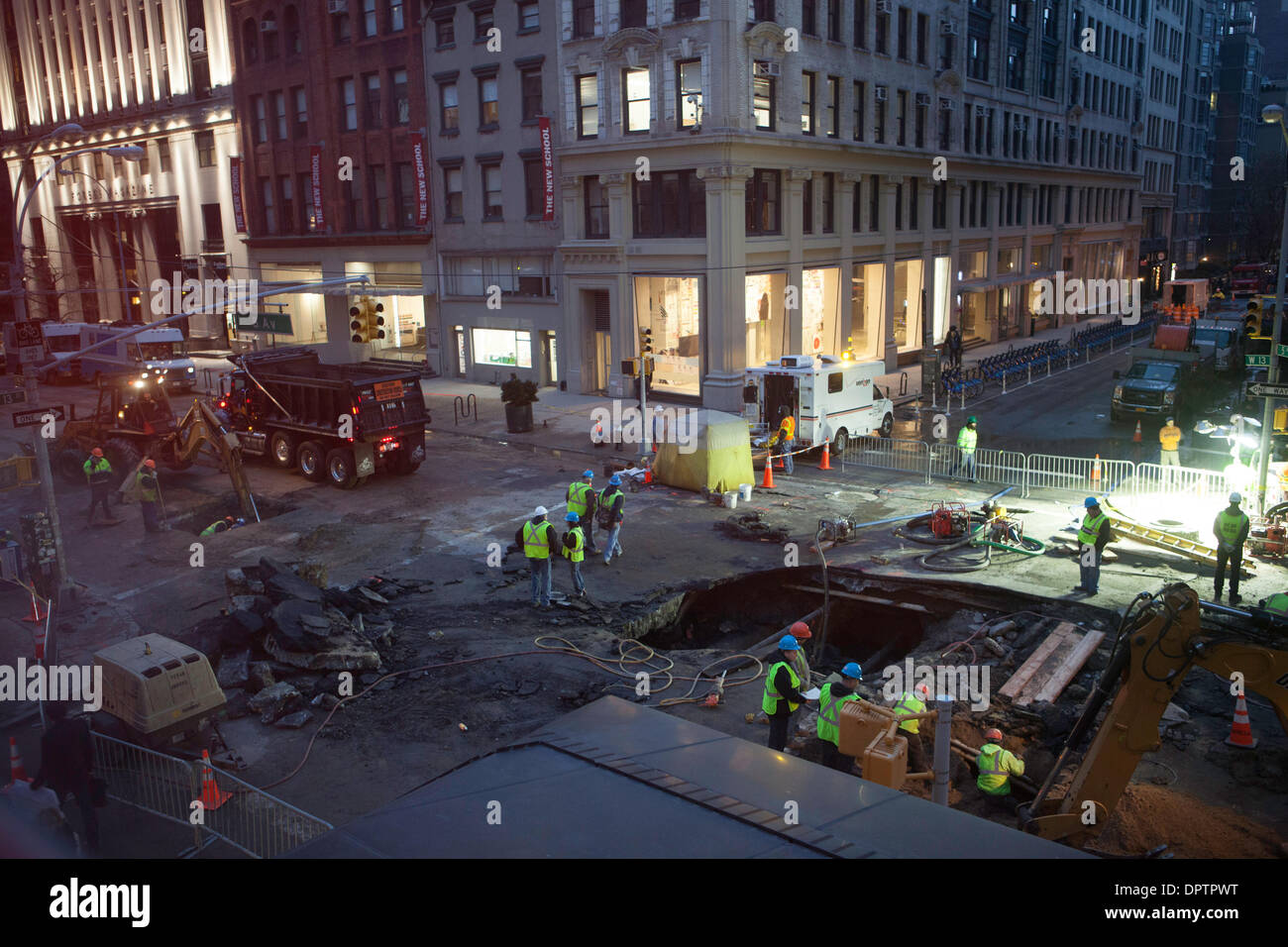 New York, USA. 15. Januar 2014. Ein Blick von der neuen New School Student aufbauend auf 63 5th Ave auf 13th Street im Bau. Die Hauptwasserleitung Pause ereignete sich direkt vor den Bauarbeiten für das Gebäude. Bildnachweis: Mansura Khanam/Alamy Live-Nachrichten Stockfoto