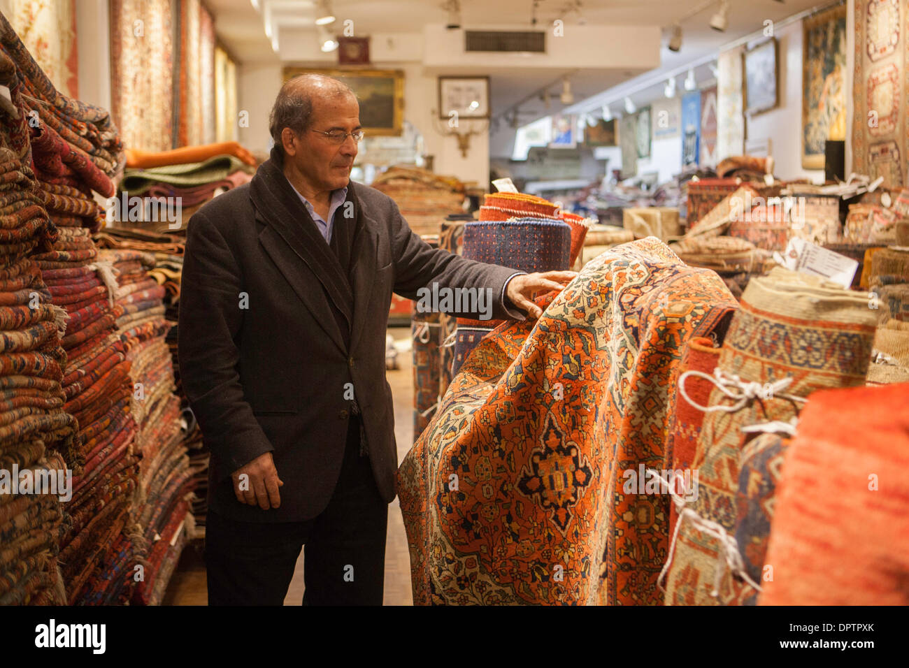 New York, NY USA. 15. Januar 2014. Hamid Kermanshah der Besitzer von Kermanshah orientalische Teppiche bei 57 Fifth Avenue in New York City, deren Speicher nach einer Hauptwasserleitung Pause überschwemmt wurde, die frühen Mittwochmorgen aufgetreten sind. Einige Teppiche auf seinem Lager wurden beschädigt. Bildnachweis: Mansura Khanam/Alamy Live-Nachrichten Stockfoto