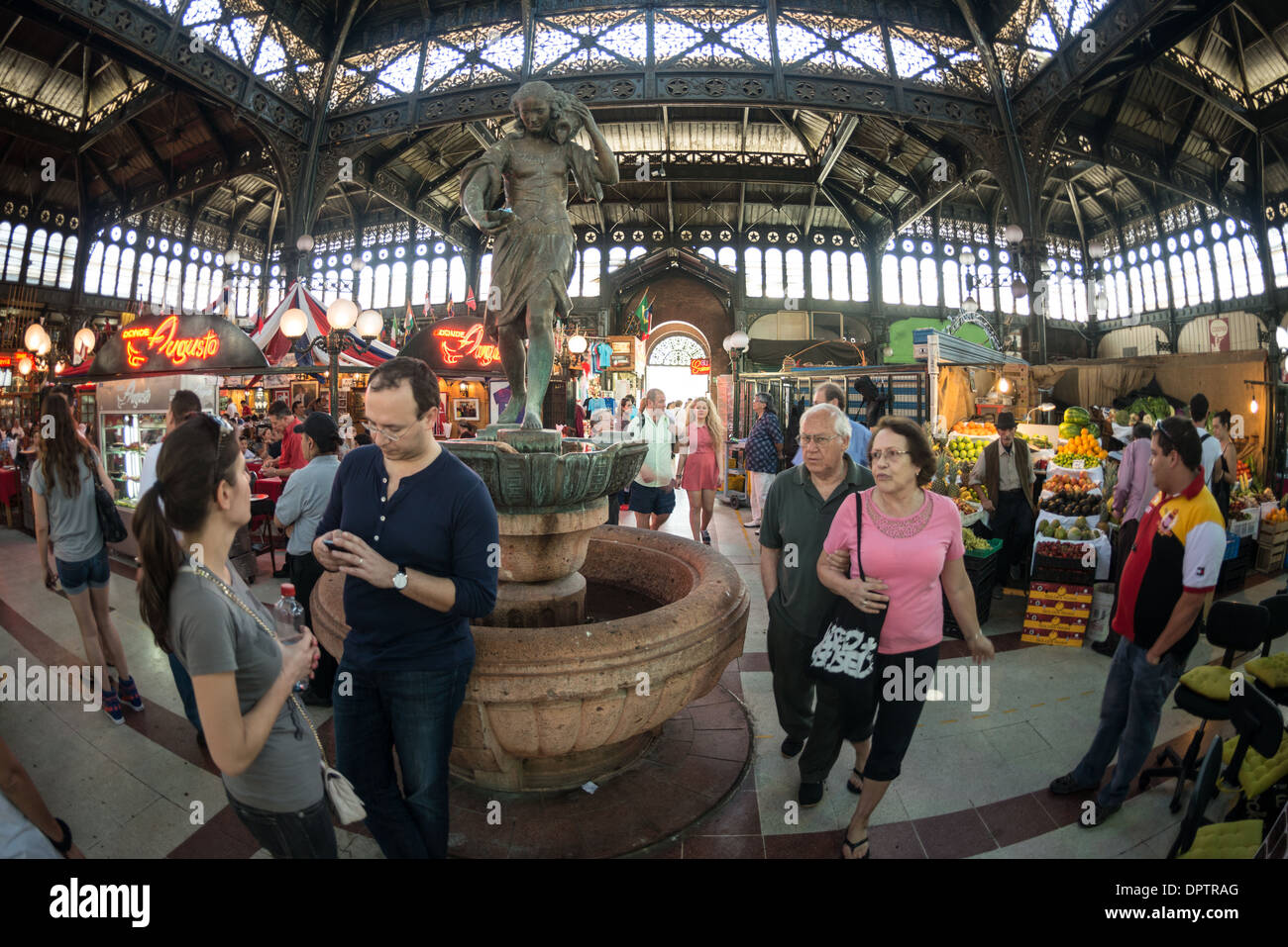 SANTIAGO, Chile - das Innere des Mercado Central de Santiago, Chiles zentraler Markt. Der Markt ist auf Meeresfrüchte spezialisiert, eine Grundnahrungsmittel-Kategorie der chilenischen Küche. Das Gebäude ist mit einem kunstvoll verzierten gusseisernen Dach versehen. Dieser Markt aus dem 19. Jahrhundert ist ein Zeugnis der lebendigen kulinarischen Kultur von Santiago und ein bedeutender Ort für Einheimische und Touristen, um authentische chilenische Gastronomie zu erkunden. Stockfoto