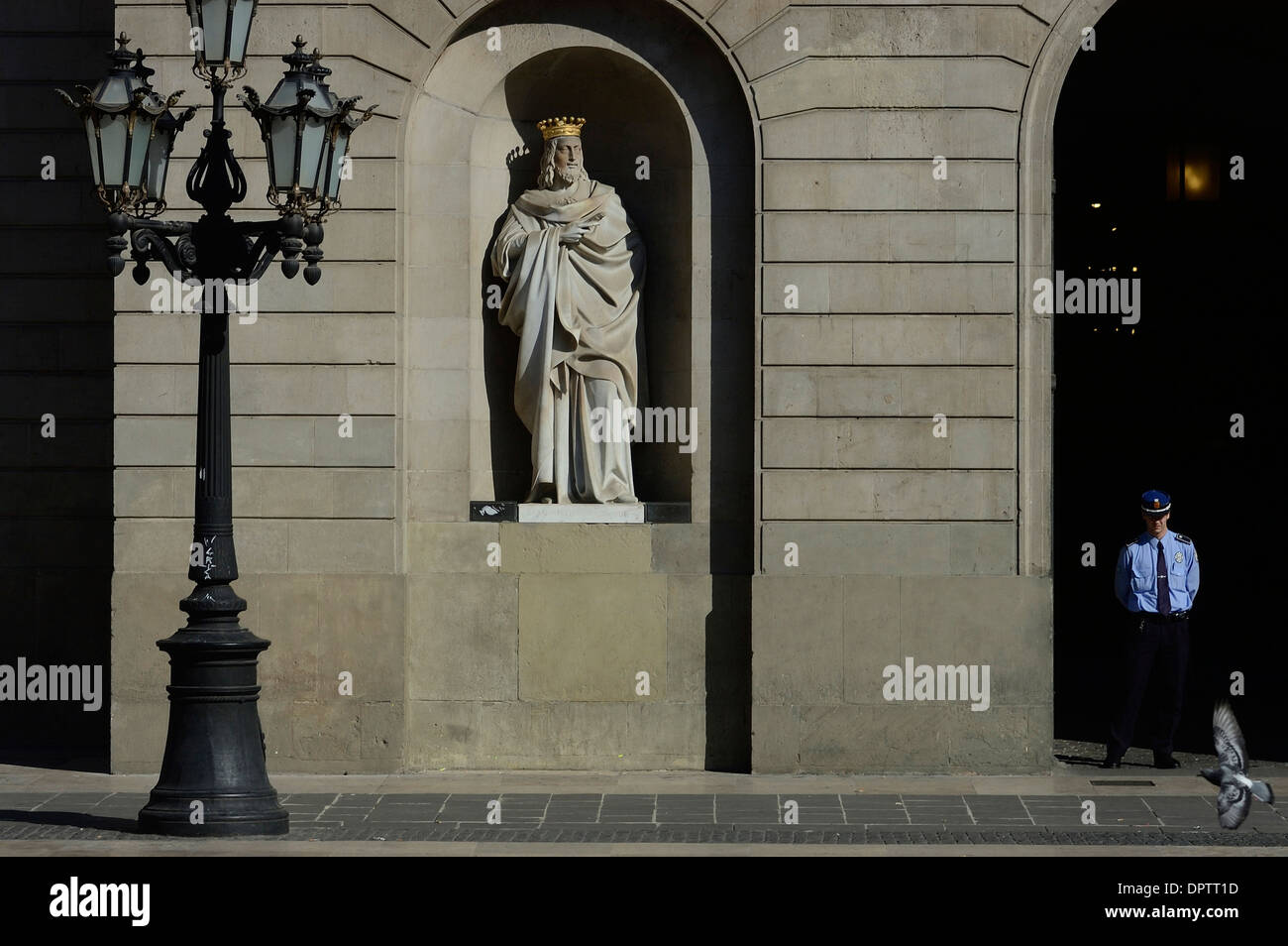Eine Wache wird von einer Marmorstatue am Rathaus Anpassung, Barri Gotic, Barcelona bewacht wird. Katalonien, Spanien Stockfoto