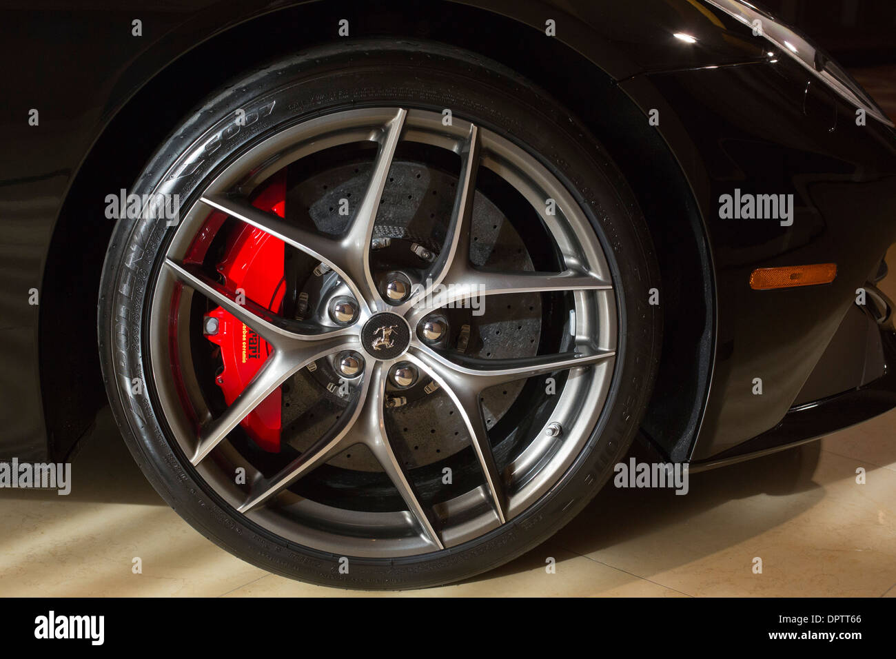 Das Rad von einem Ferrari Berlinetta in einer Anzeige von Luxus-Autos während der North American International Auto Show. Stockfoto