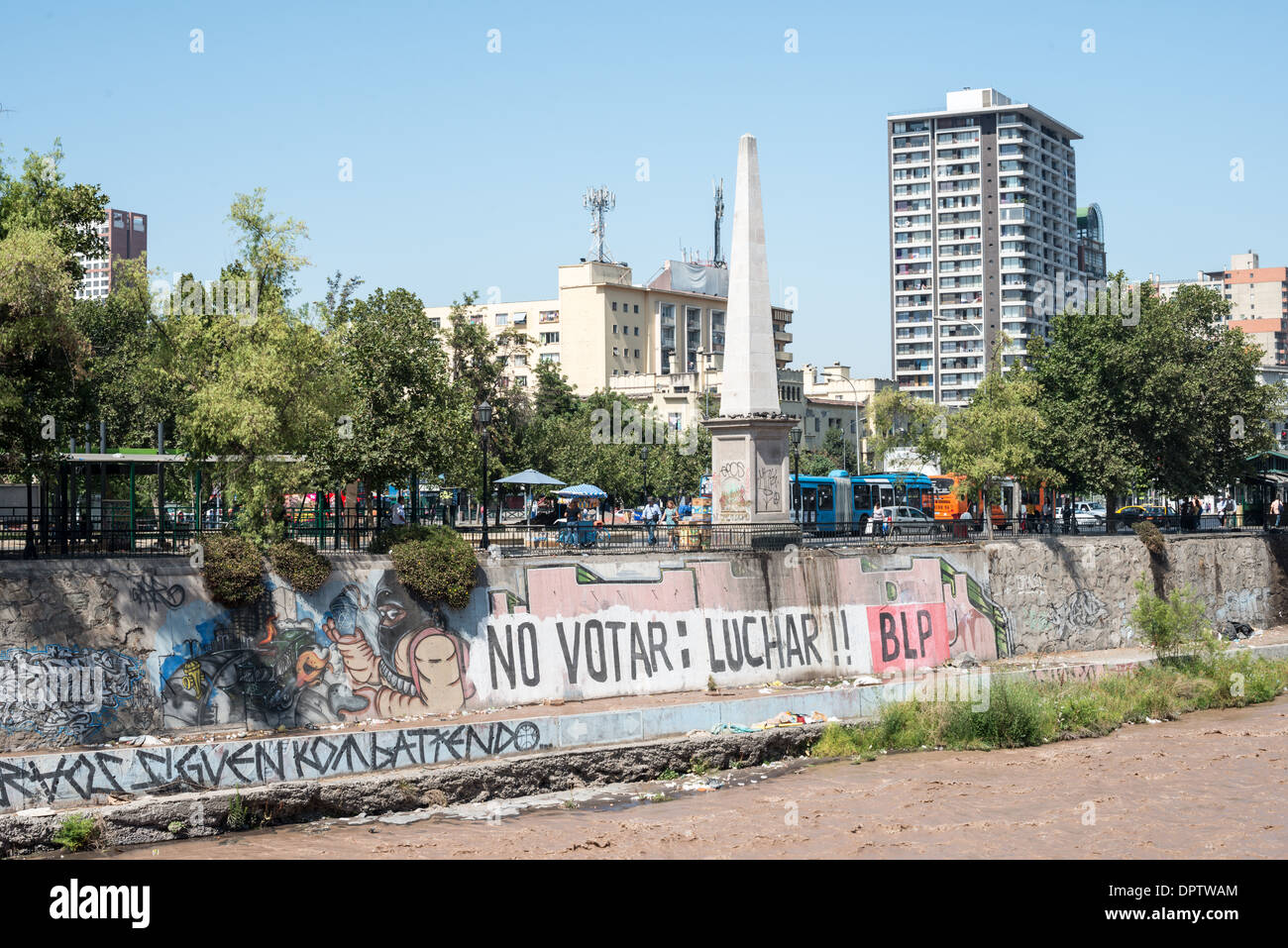 Mapocho River Graffiti Street Art Santiago Chile // SANTIAGO, Chile — lebendige Graffiti schmücken die Betonmauern des Mapocho River, während er durch Chiles Hauptstadt fließt. Der Mapocho River dient als natürliche Trennlinie durch Santiago und teilt die Metropolregion in nördliche und südliche Abschnitte auf. Der Fluss entspringt hoch in den Anden und trägt Schneeschmelze und Abfluss aus der kordillera in die Stadtlandschaft darunter. Die gekannten Betonmauern des Flusses sind zu einer Leinwand für urbane Künstler und Tagger geworden und haben eine sich entwickelnde Open-Air-Galerie von geschaffen Stockfoto