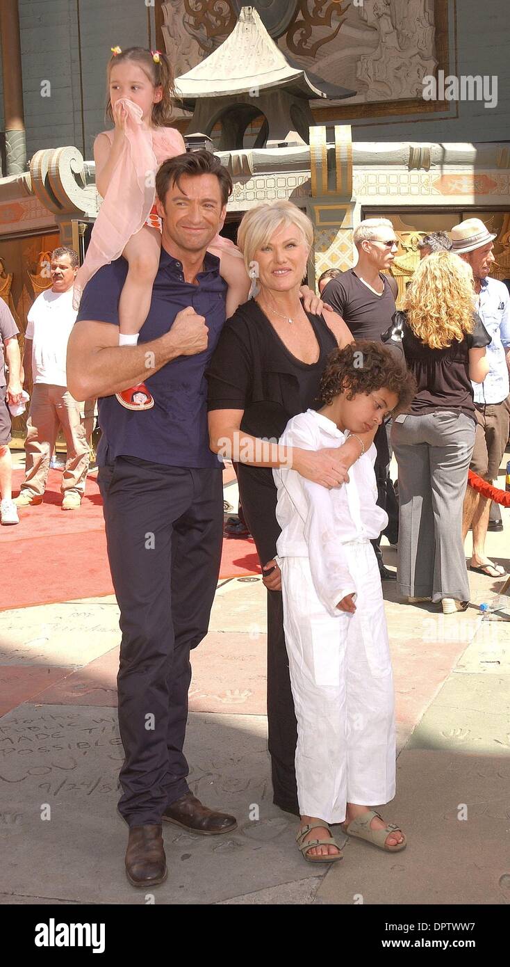 21 April 2009 Los Angeles Kalifornien Usa Schauspieler Hugh Jackman Frau Deborra Lee Furness Mit Kindern Ava Und Oscar Bei Der Hugh Jackman Hand Fussabdrucke Zeremonie Anlasslich Graumans Chinese Theater
