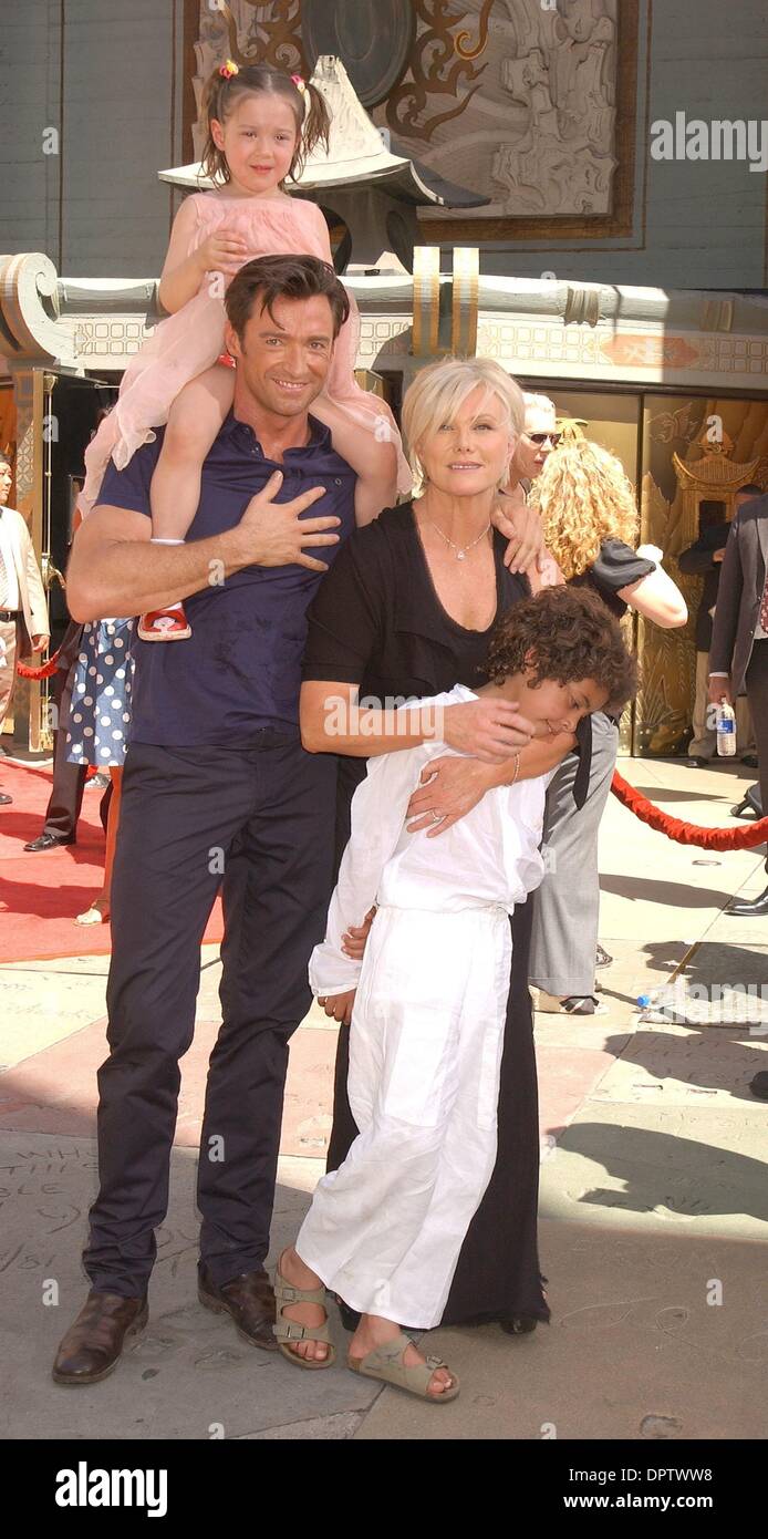 21. April 2009 - Los Angeles, Kalifornien, USA - Schauspieler HUGH JACKMAN, Frau DEBORRA-LEE FURNESS mit Kindern AVA und OSCAR bei der Hugh Jackman Hand & Fußabdrücke Zeremonie anlässlich Graumans Chinese Theater, Hollywood (Credit-Bild: © Paul Fenton/ZUMA drücken) Stockfoto