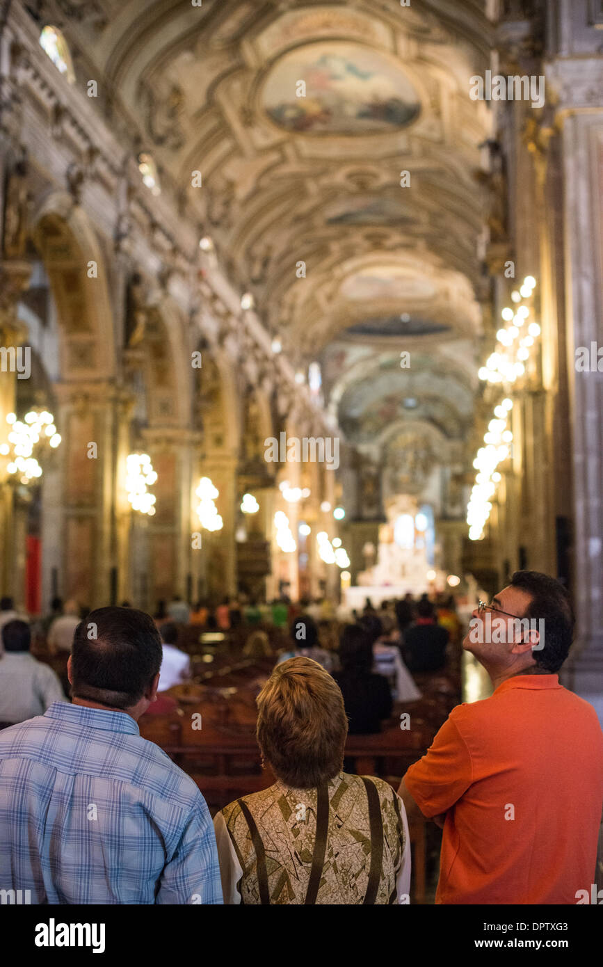 Santiago Chile // SANTIAGO, Chile — das Hauptschiff der Kathedrale ist ein Beispiel für neoklassizistische Architektur aus dem späten 18. Jahrhundert. Der zwischen 1748 und 1800 erbaute Dom verfügt über elegante klassische Proportionen und eine traditionelle katholische Raumordnung, die typisch für wichtige religiöse Gebäude der Kolonialzeit ist. Das Kirchenschiff dient als wichtigster Gottesdienst innerhalb der bedeutendsten katholischen Kirche von Santiago, die sich auf der westlichen Seite der Plaza de Armas im historischen Zentrum der chilenischen Hauptstadt befindet. Der Katheter Stockfoto