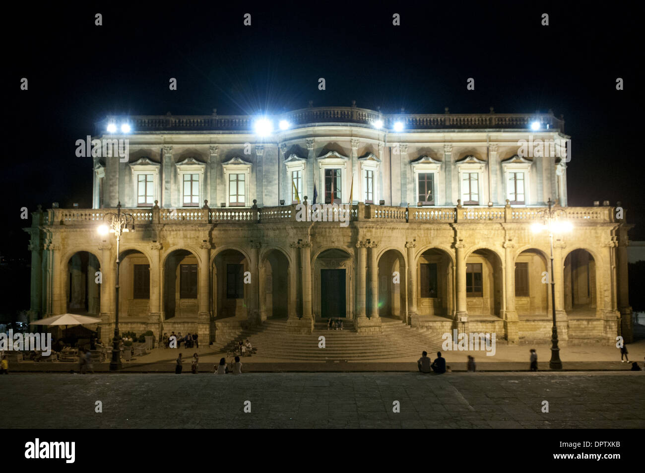 Die ducezio Palast bei Nacht in Noto, barocken Stadt Unesco Weltkulturerbe, in Sizilien Stockfoto