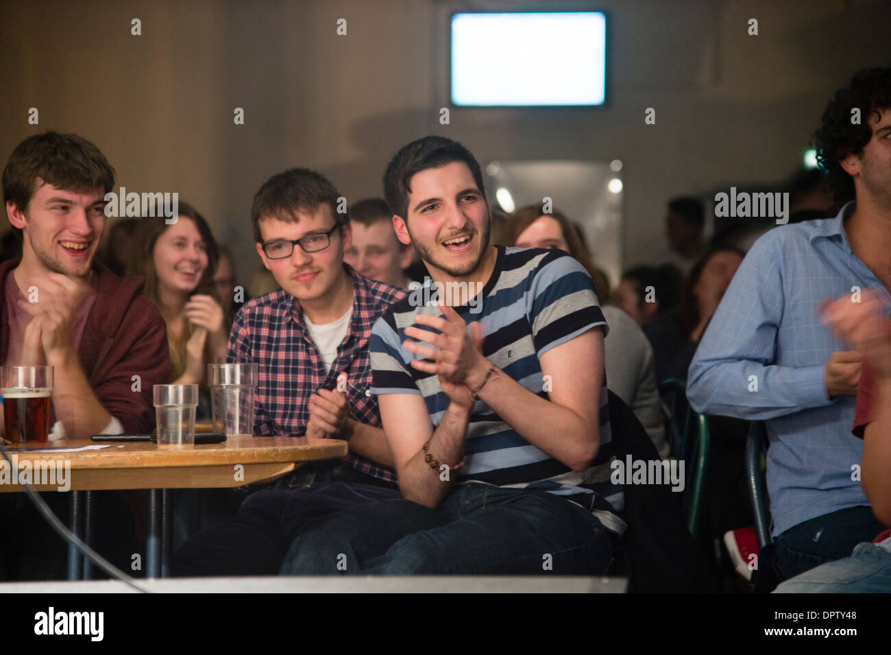 Das Publikum lachen Händeklatschen beobachten wirkt nachts Aberystwyth University Studenten union Comedy Club Fransen, Wales UK Stockfoto