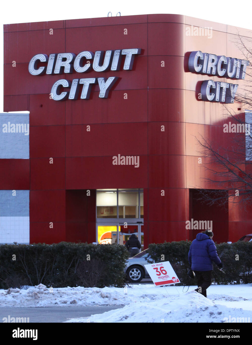 16. Januar 2009 - North Haven, Connecticut, USA - Circuit City zu liquidieren, shutter Läden. Konkurs Elektronikhändler Circuit City Stores sagte am Freitag wird es seine Vermögenswerte zu liquidieren und Hunderte von US-Läden geschlossen, nach dem gescheiterten Versuch einen Deal zu verkaufen das Unternehmen erreichen. Circuit City gehört zu den größten Retail-Insolvenzen in der aktuellen Rezession in den USA. Seinen Untergang ebnet den Weg für l Stockfoto