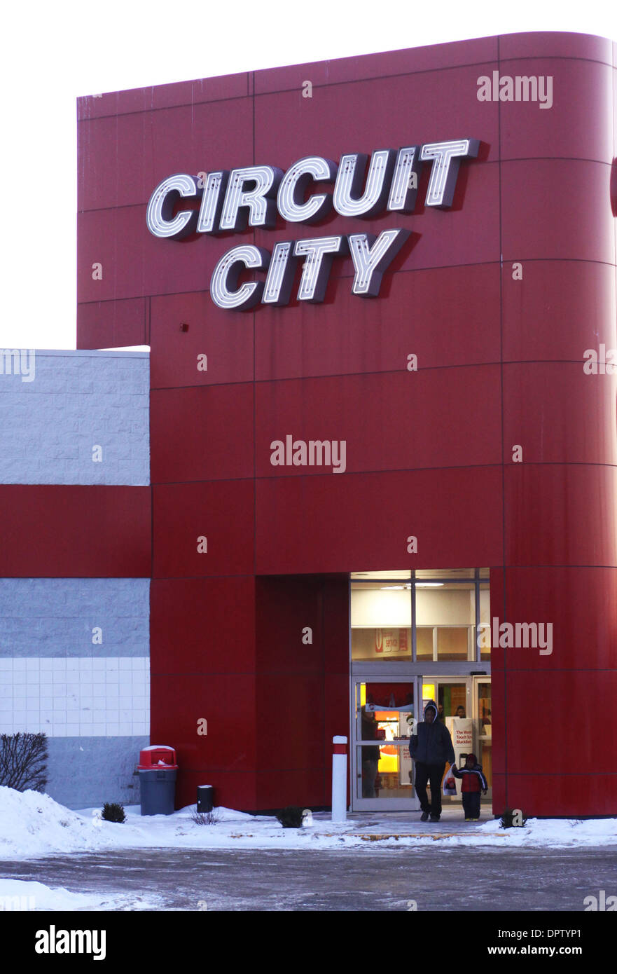 16. Januar 2009 - North Haven, Connecticut, USA - Circuit City zu liquidieren, shutter Läden. Konkurs Elektronikhändler Circuit City Stores sagte am Freitag wird es seine Vermögenswerte zu liquidieren und Hunderte von US-Läden geschlossen, nach dem gescheiterten Versuch einen Deal zu verkaufen das Unternehmen erreichen. Circuit City gehört zu den größten Retail-Insolvenzen in der aktuellen Rezession in den USA. Seinen Untergang ebnet den Weg für l Stockfoto