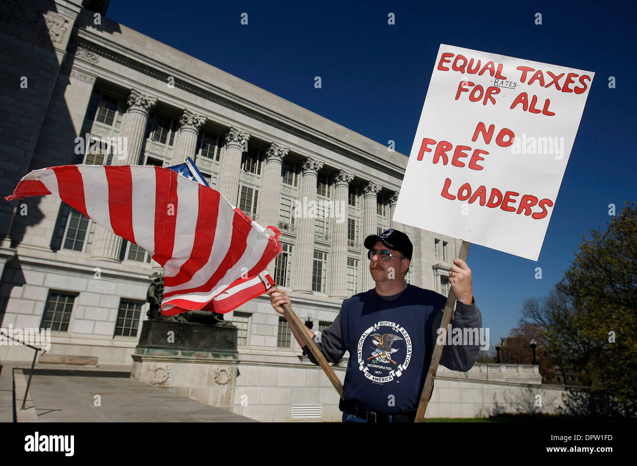 15. April 2009 hält - Jefferson City, Missouri, USA - Demonstrant, NRA Mitglied und konservative JOSEPH SCHANZMEYER, dass die amerikanische Flagge und eine "gleiche Steuern für alle" auf den südlichen Stufen des Missouri State Capitol Gebäude in Jefferson City, Missouri anmelden, damit die Obama-Administration Einkommensteuer Pläne, im Rahmen der bundesweiten Tea Party organisiert von konservativen und Republikaner protestieren. Oppo Stockfoto