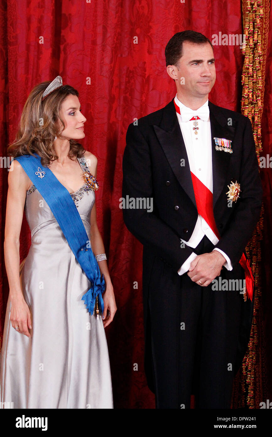 27. April 2009 - Madrid, Madrid, Spanien - Königspalast. Prinz FELIPE und Prinzessin LETIZIA von Spanien besuchen ein Gala-Dinner zu Ehren des französischen Präsidenten im The Royal Palace, am 27. April 2009 in Madrid, Spanien (Credit-Bild: © Jose Perez Gegundez/ZUMA drücken) Stockfoto