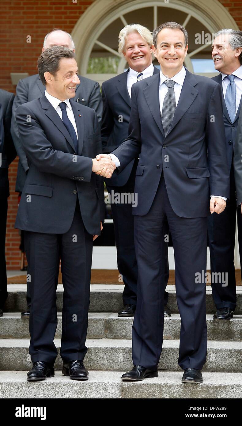 28. April 2009 - Madrid, Madrid, Spanien - der Moncloa. Der französische Präsident NICOLAS SARKOZY und des spanischen Ministerpräsidenten José LUIS RODRIGUEZ ZAPATERO im Moncloa-Palast am 28. April 2009 in Madrid. (Kredit-Bild: © Jose Perez Gegundez/ZUMA Press) Stockfoto