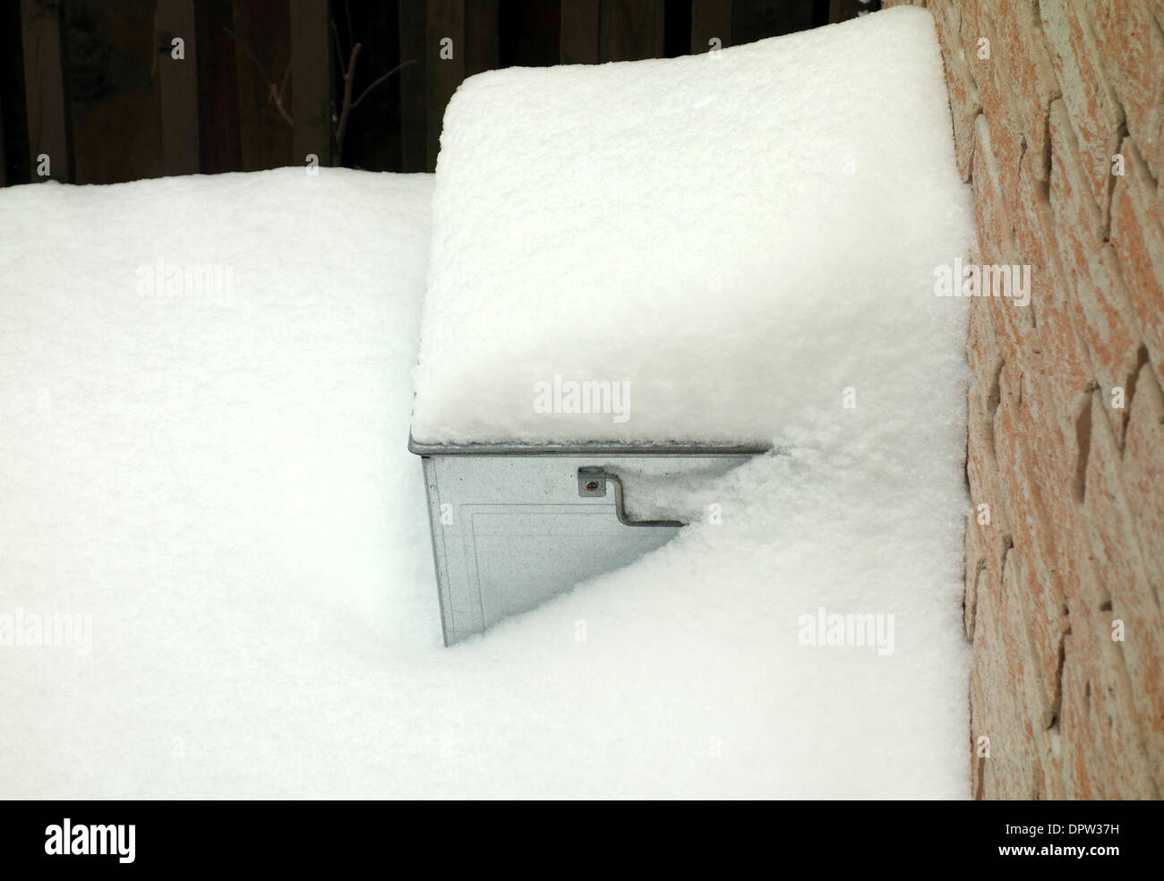 Schneeakkumulation auf einen Werkzeugkasten in Ontario, Kanada Stockfoto