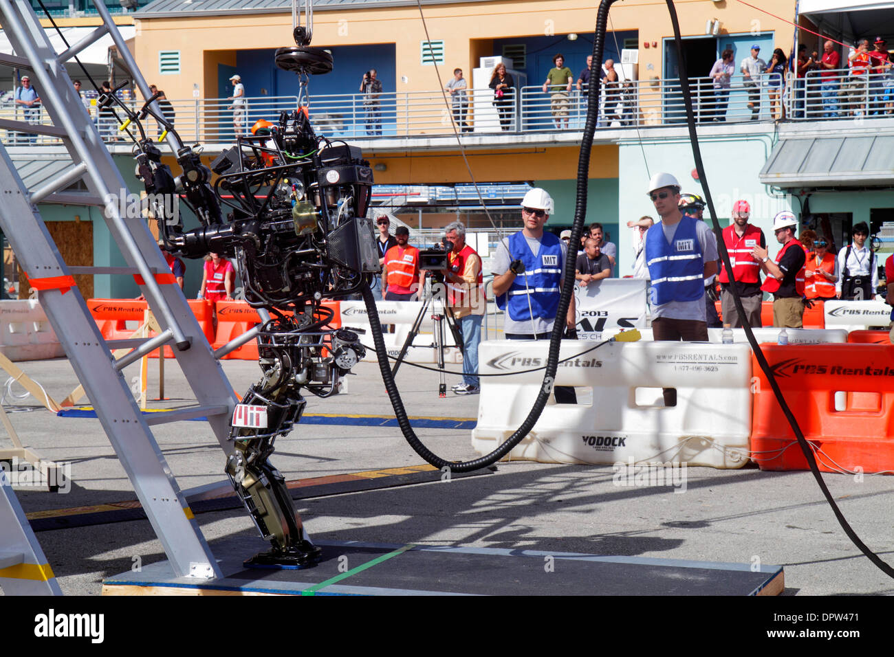 Miami Florida, Homestead, Speedway, DARPA Robotics Challenge Trials, ferngesteuert, Roboter, Roboter, Männer männlich, Studenten Ingenieurwissenschaften, Kletter-Bursche Stockfoto