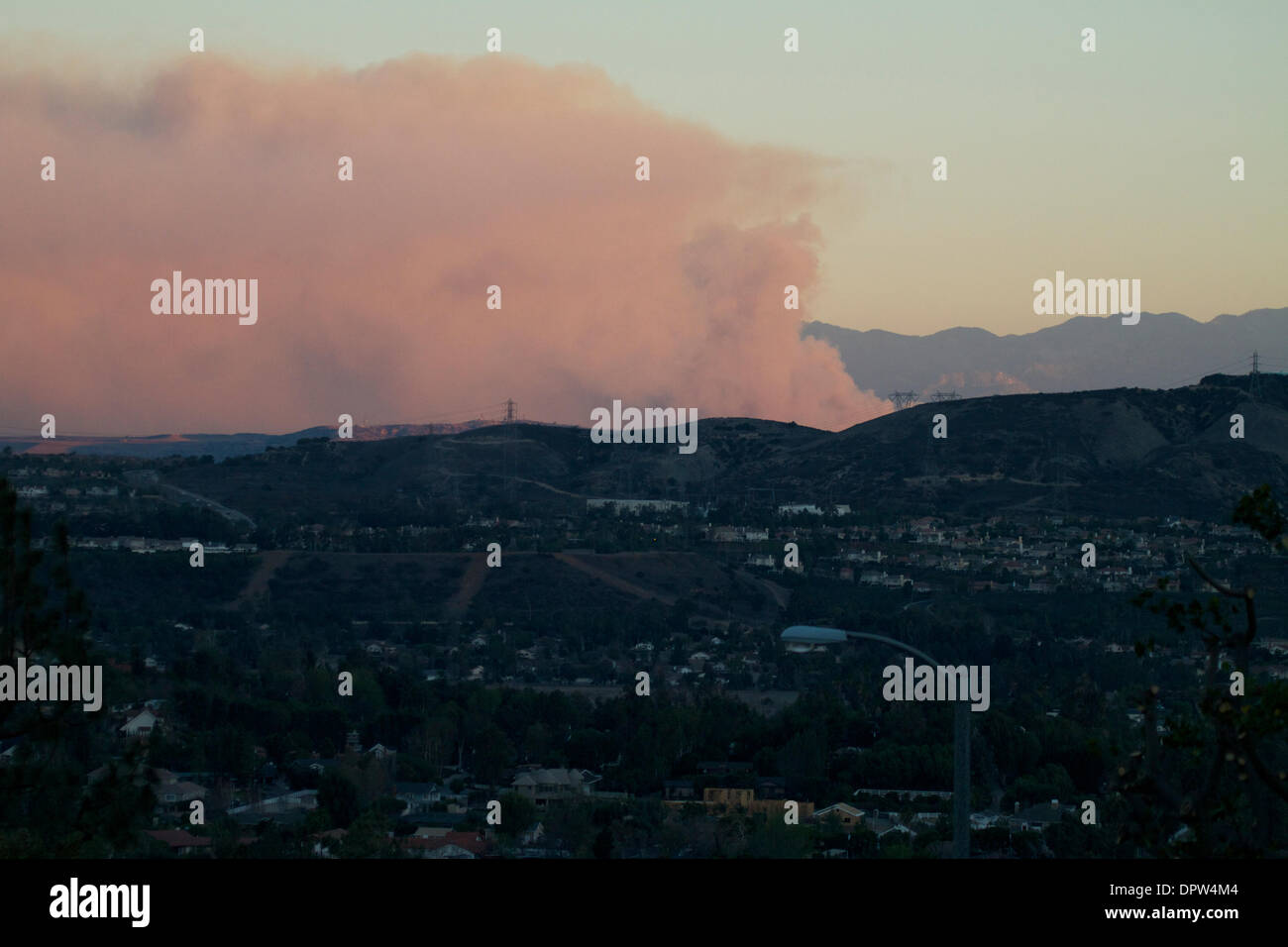 Glendora, Kalifornien, USA. 16. Jan 2014. Feuerwehrleute kämpfen ein Bürste Feuer in den Hügeln oberhalb von Glendora. Der Brand brach kurz vor 18 Uhr. Berichte sagen, dass obligatorische Evakuierungen für alle Wohnungen nördlich der Sierra Madre Avenue vom Azusa City Limits auf den Westen zu Colby Mountain Trail ausgestellt wurden. Am frühen Morgen Pendler verlangsamte sich der Verkehr auf der Autobahn 210 Credit: Duncan Selby/Alamy leben Nachrichten Stockfoto