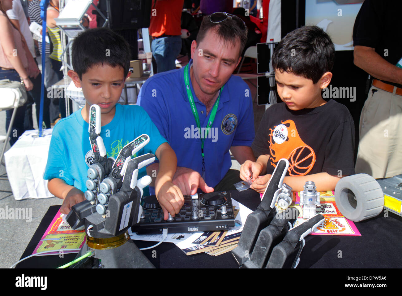 Miami Florida, Homestead, Speedway, DARPA Robotics Challenge Trials, Ausstellungsausstellung Sammlung Junge Jungen, männlich Kind Kinder Kind Kinder Youngster, operati Stockfoto