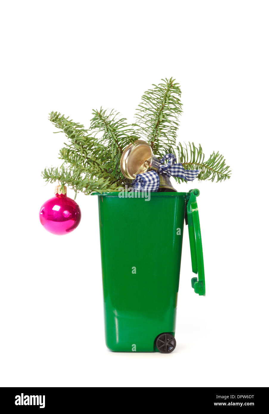 Weihnachtsschmuck im grünen Wheelie bin vor weißem Hintergrund Stockfoto