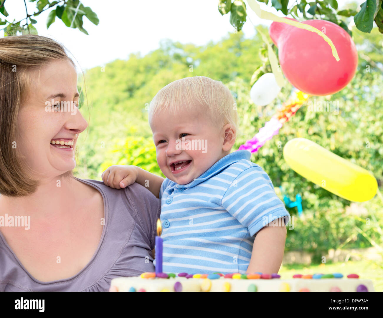 Junge feiert geburtstag -Fotos und -Bildmaterial in hoher Auflösung – Alamy