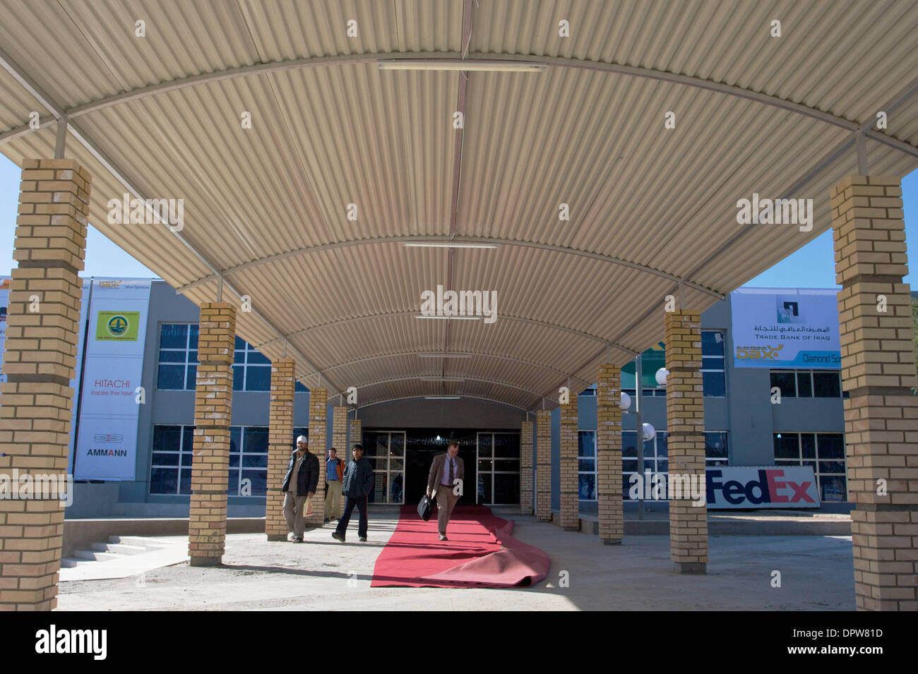 16. Dezember 2008 - Bagdad, Irak - Besucher Fuß außerhalb der neuen Business-Center Eröffnung am internationalen Flughafen von Bagdad. (Kredit-Bild: © John Goodman/ZUMA Press) Stockfoto