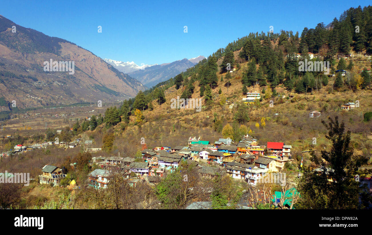 Richtung Norden nach Manali, mit Blick auf Beas Tal und Naggar Dorf, Kullu Valley District, Himachal Pradesh, N Indien anzeigen. Stockfoto