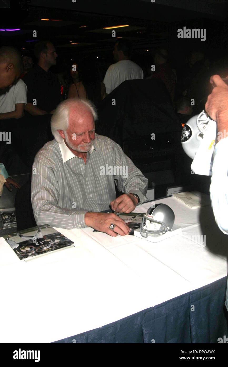 K60844EG. NFL UND SUPERBOWL GRÖßEN KEN STABLER UND JIM PLUNKETT GRÜßEN FANS UND ZEICHEN AUTOGRAMME AUF DER SPORT-BUCH INSIDE THE PALAZZO RESORT AND CASINO, LAS VEGAS, NV 01-31-2009.PHOTO VON ED GELLER-GLOBE FOTOS. KEN STABLER (Kredit-Bild: © Ed Geller/Globe Photos/ZUMAPRESS.com) Stockfoto