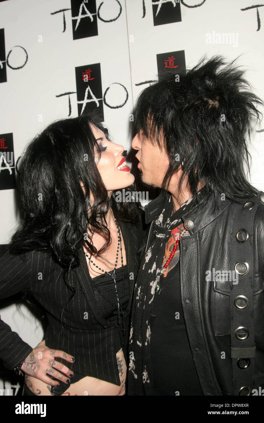 K60873EG. KAT VON D HÄLT EINE PARTY FÜR IHR BUCH "HIGH VOLTAGE TATTOO'' RESTAURANT TAO IM INNEREN DAS VENETIAN RESORT AND CASINO, LAS VEGAS NV 02-05-2009.PHOTO VON ED GELLER-GLOBE FOTOS. KAT VON D und NIKKI SIXX (Kredit-Bild: © Ed Geller/Globe Photos/ZUMAPRESS.com) Stockfoto