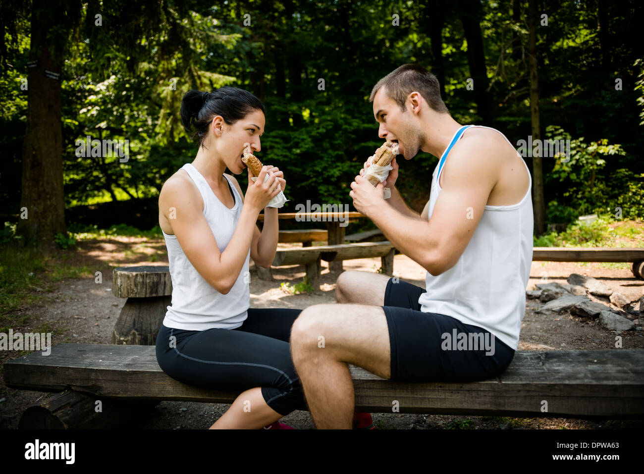 Junges Paar gemeinsam nach dem Joggen in der Natur im Freien essen Stockfoto