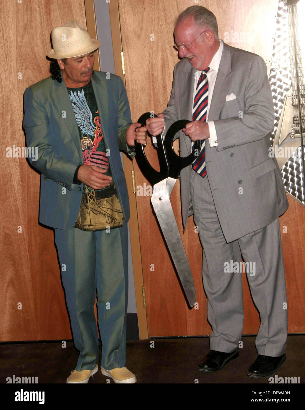 K61553EG. Carlos Santana hält eine Pressekonferenz, einen zwei-Jahres-Vertrag mit dem Hard Rock Hotel and Casino Las Vegas NV 04-14-2009.Photo von Ed Geller-Globe Photos.CARLOS SANTANA und Vegas anzukündigen Bürgermeister OSCAR GOODMAN (Credit-Bild: © Ed Geller/Globe Photos/ZUMAPRESS.com) Stockfoto