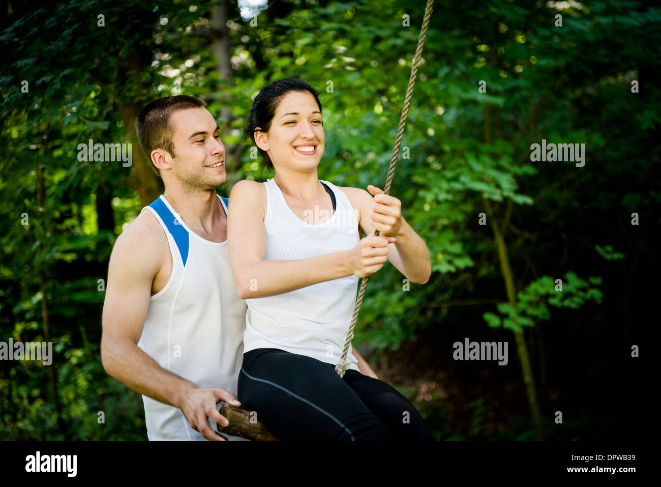 schwingen auf Wippe - junge Sportart Paare, die Spaß Stockfoto