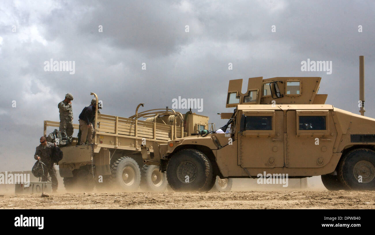 4. Mai 2009 - Sharana, Afghanistan - Gepäck ist auf ein Hubschrauberlandeplatz auf Forward Operating Basis Sharana in Providence der afghanischen Paktika entladen. (Kredit-Bild: © John Goodman/ZUMA Press) Stockfoto