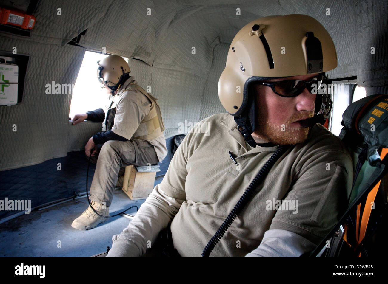 5. Mai 2009 - Sharana, Afghanistan - Privatunternehmer achten auf Bedrohungen während des Fluges Lieferungen und Personal fahren vom nach vorn Operating Base Sharanas Flugplatzes. (Kredit-Bild: © John Goodman/ZUMA Press) Stockfoto