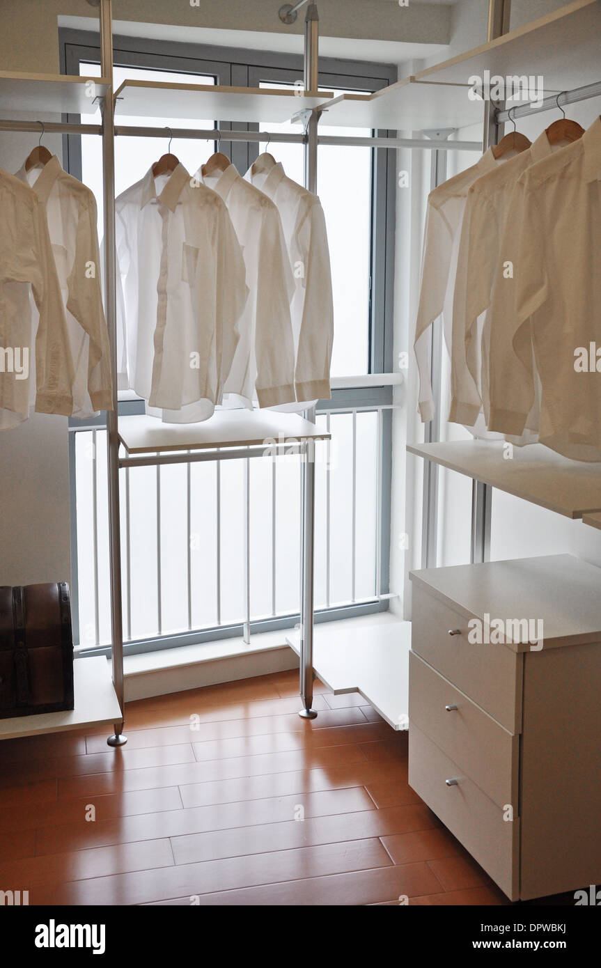 Ankleidezimmer mit weißen Hemden Stockfoto