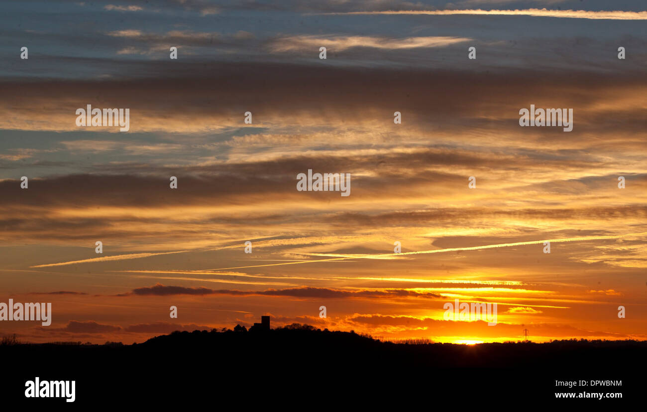 Die Sonne versinkt hinter der Kirche St Mary und St. Hardulph in Breedon auf dem Hügel, Leicestershire Stockfoto