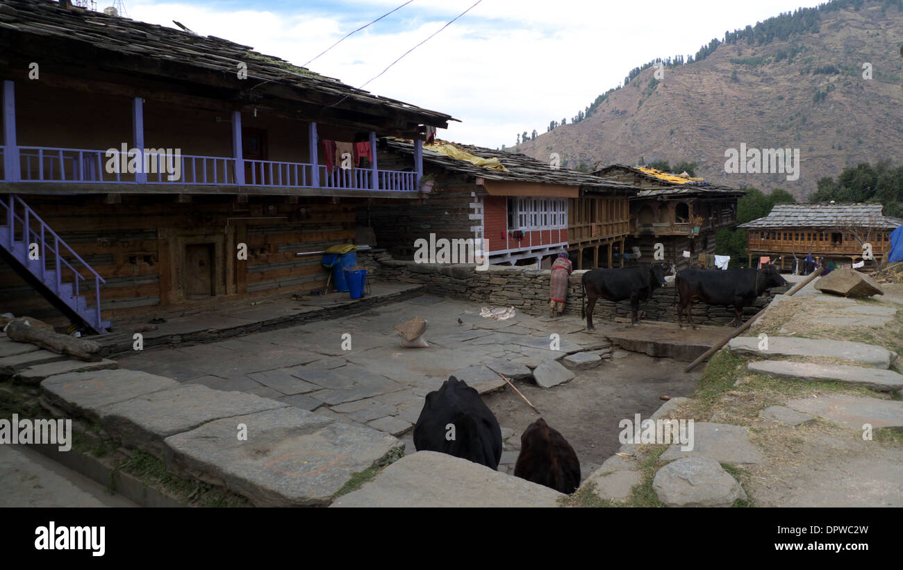 Rumsu Dorf Zentrum, traditionelle Häusern, in der Nähe von Naggar, Kullu-Tal, Himachal Pradesh, N Indien Stockfoto