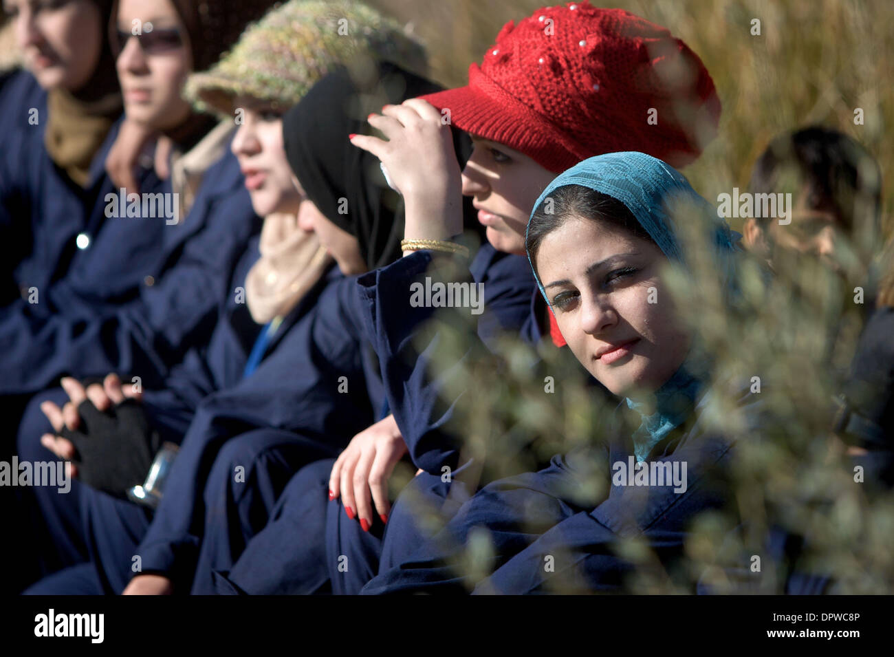 5. Januar 2009 - Bagdad, Irak - irakische Frauen nahmen an einer Schulung, Mechaniker zu werden.  Das Training war ursprünglich, den Mitgliedern der Miliz "Söhne des Irak" Tätigkeit erforderlichen Fähigkeiten als Ermutigung für in der Adhamiya Distrikt von Bagdad zu entmilitarisieren. (Kredit-Bild: © John Goodman/ZUMA Press) Stockfoto