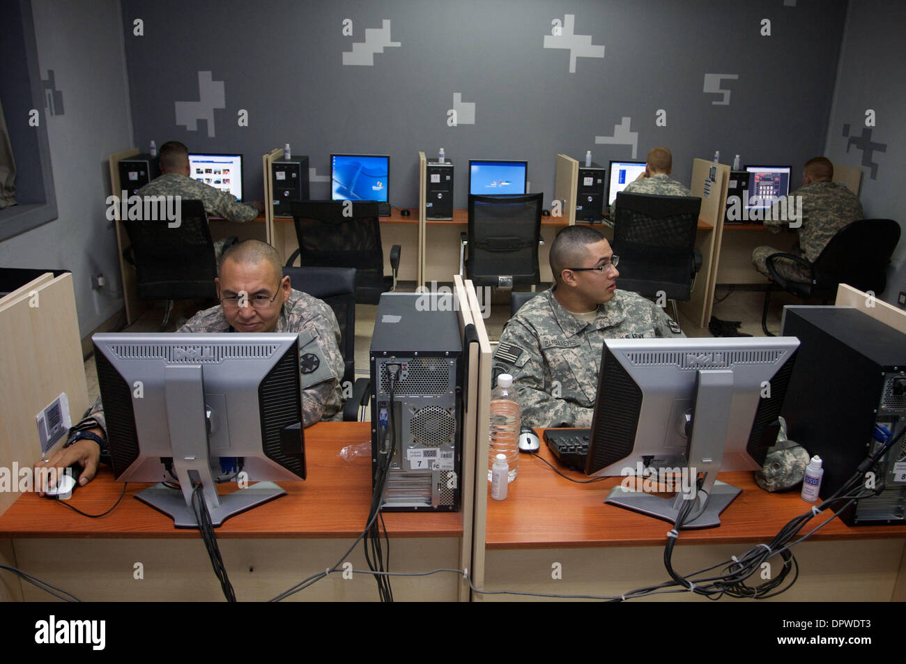 28. Februar 2009 - Bagdad, Irak - der einzige USO (United Service Organizations) Center am Camp Balad im Irak Soldaten bietet die Möglichkeit, das Internet in ihrer Freizeit nutzen. (Kredit-Bild: © John Goodman/ZUMA Press) Stockfoto