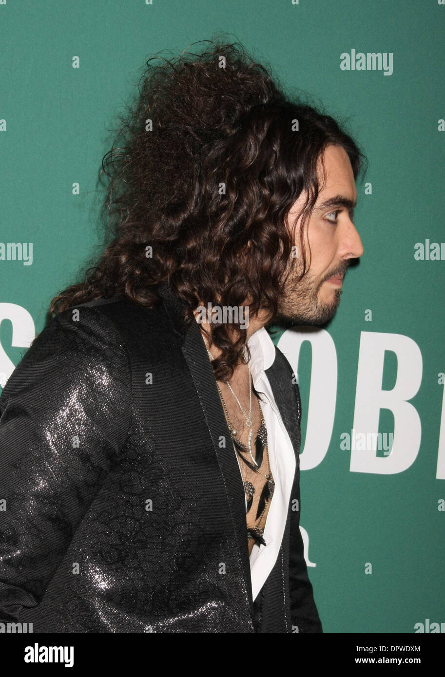 11. März 2009 - New York, NY, USA - RUSSELL BRAND unterschreibt Kopien der "Russell Brand: My Booky Wook" bei Barnes eine Noble am Union Square. (Kredit-Bild: © Dan Herrick/KPA-ZUMA/ZUMA Press) Stockfoto