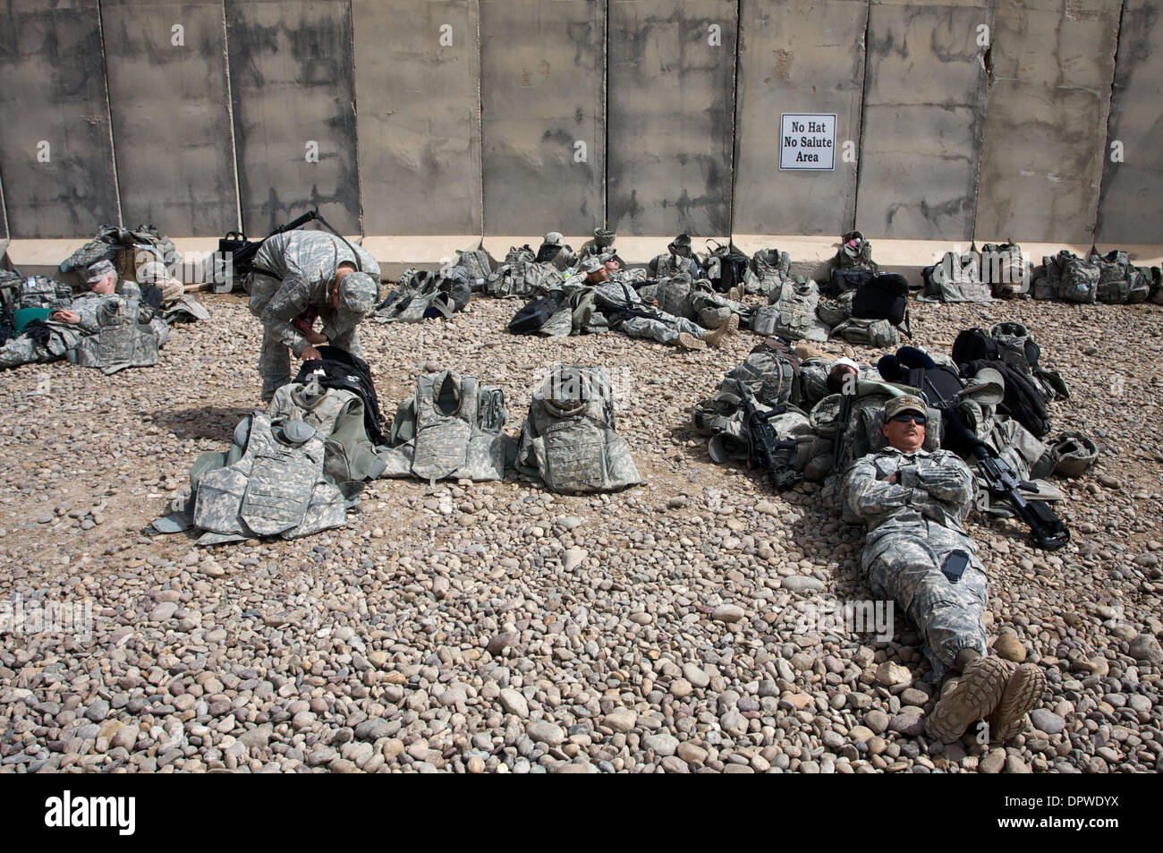 14. März 2009 - Bagdad, Irak - US-Soldaten für Flüge am Flughafen Bagdad warten.  (Kredit-Bild: © John Goodman / ZUMA Press) Stockfoto