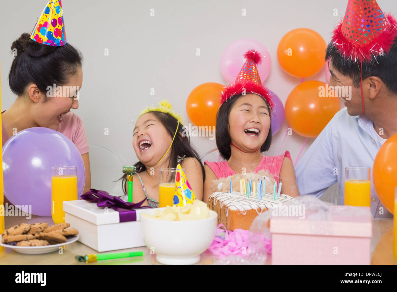 Fröhliche Familie mit Kuchen und Geschenke bei einer Geburtstagsparty Stockfoto