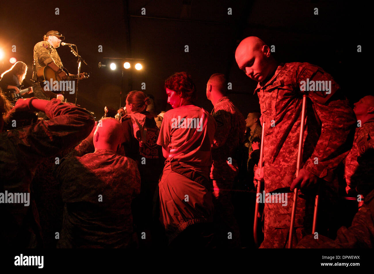 27. April 2009 - Bagram, Afghanistan - (rechts) Private BRANDON CREECH (20 Jahre) aus der US-Armee 10th Mountain Division kümmert sich ein USO-Konzert von TOBY KEITH, Hintergrund links, bei Bagram Airbase. Brandon wurde am 24. April durch einen Sprengsatz in der Wardok Vorsehung Afghanistans verletzt.  (Kredit-Bild: © John Goodman/ZUMA Press) Stockfoto