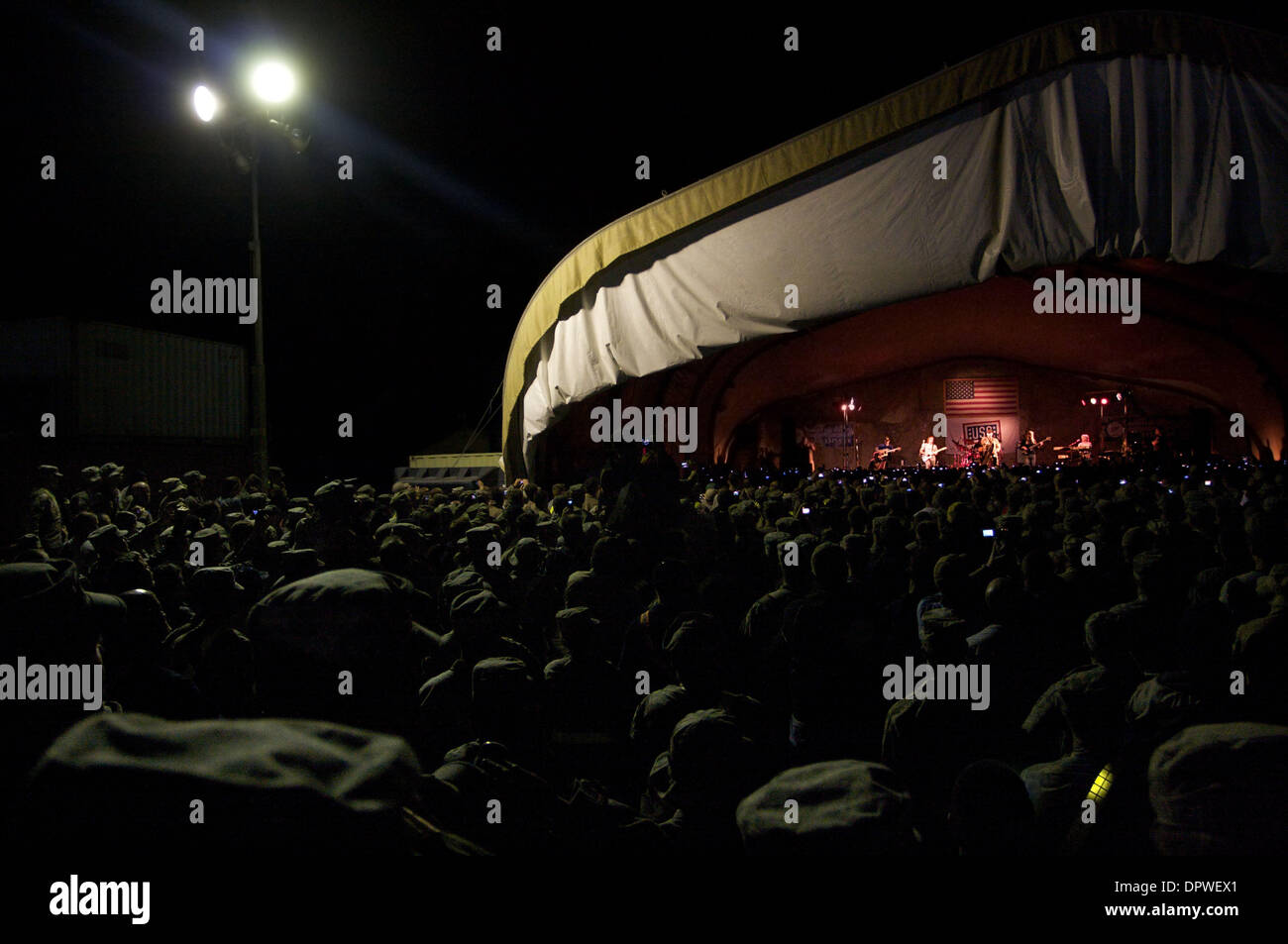 27. April 2009 - Bagram, Afghanistan - TOBY KEITH funktioniert für Soldaten bei einem USO, United Service-Organisation, Konzert im Bagram Airbase.  (Kredit-Bild: © John Goodman/ZUMA Press) Stockfoto