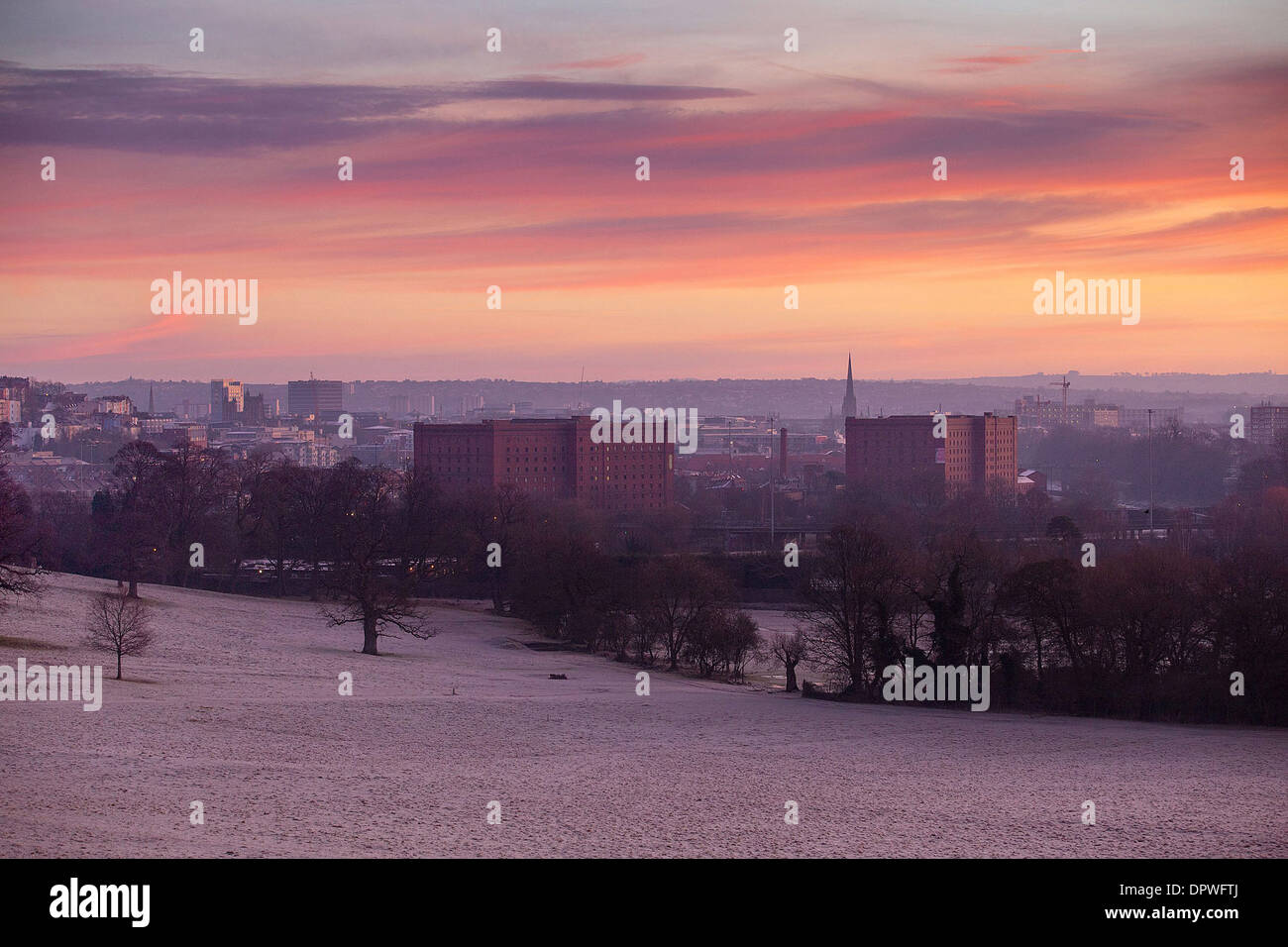 Die steigt hinter der Skyline von Bristol von Ashton Gericht, an einem frostigen Morgen betrachtet Stockfoto