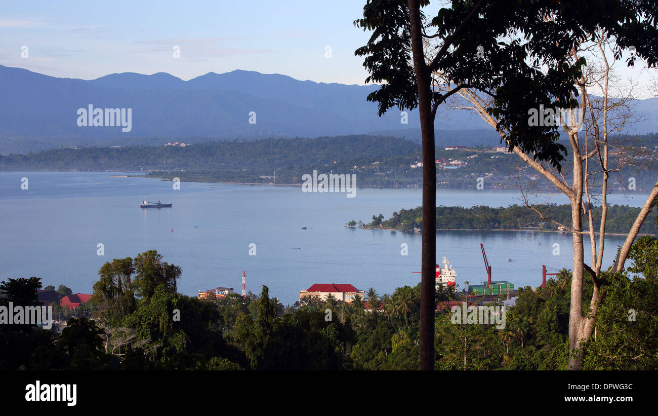 Malerische Aussicht Manokwari Bucht und den Hafen in West-Papua Stockfoto