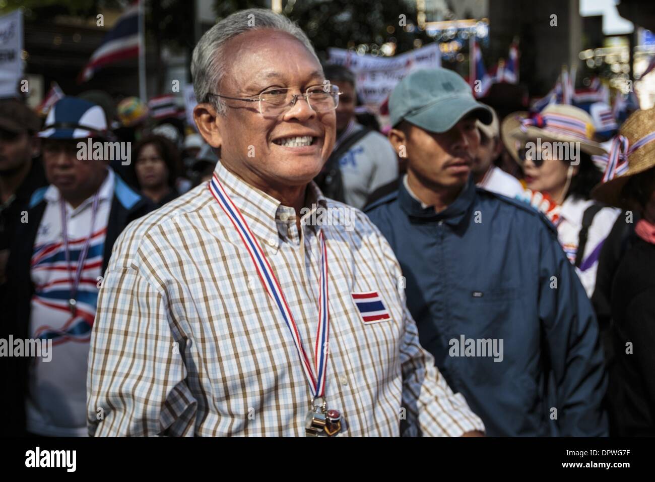 Bangkok, Bangkok Metropolitan District, Thailand. 15. Januar 2014. Gegen die Regierung Protest Führer und ehemalige stellvertretende Ministerpräsident Suthep Thaugsuban führt eine Rallye durchs Zentrum von Bangkok am dritten Tag der Kampagne "Herunterfahren" die Stadt als Demonstranten versuchen zur Senkung der aktuellen Regierung und Hausmeister Premierministerin Yingluck Shinawatra, Sukhumvit, Bangkok, Thailand - Foto: Gavin Gough/NurPhoto Credit: Gavin Gough/NurPhoto/ZUMAPRESS.com/Alamy Live News Stockfoto