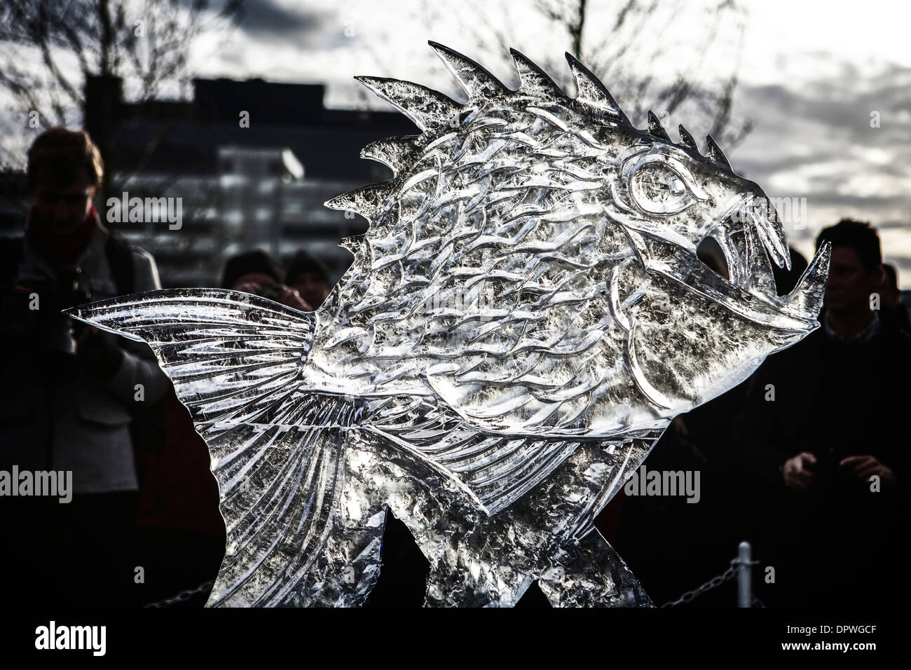 Eisskulptur hinterleuchtete Formen Eis Skulpturen Skulptur piranha Stockfoto