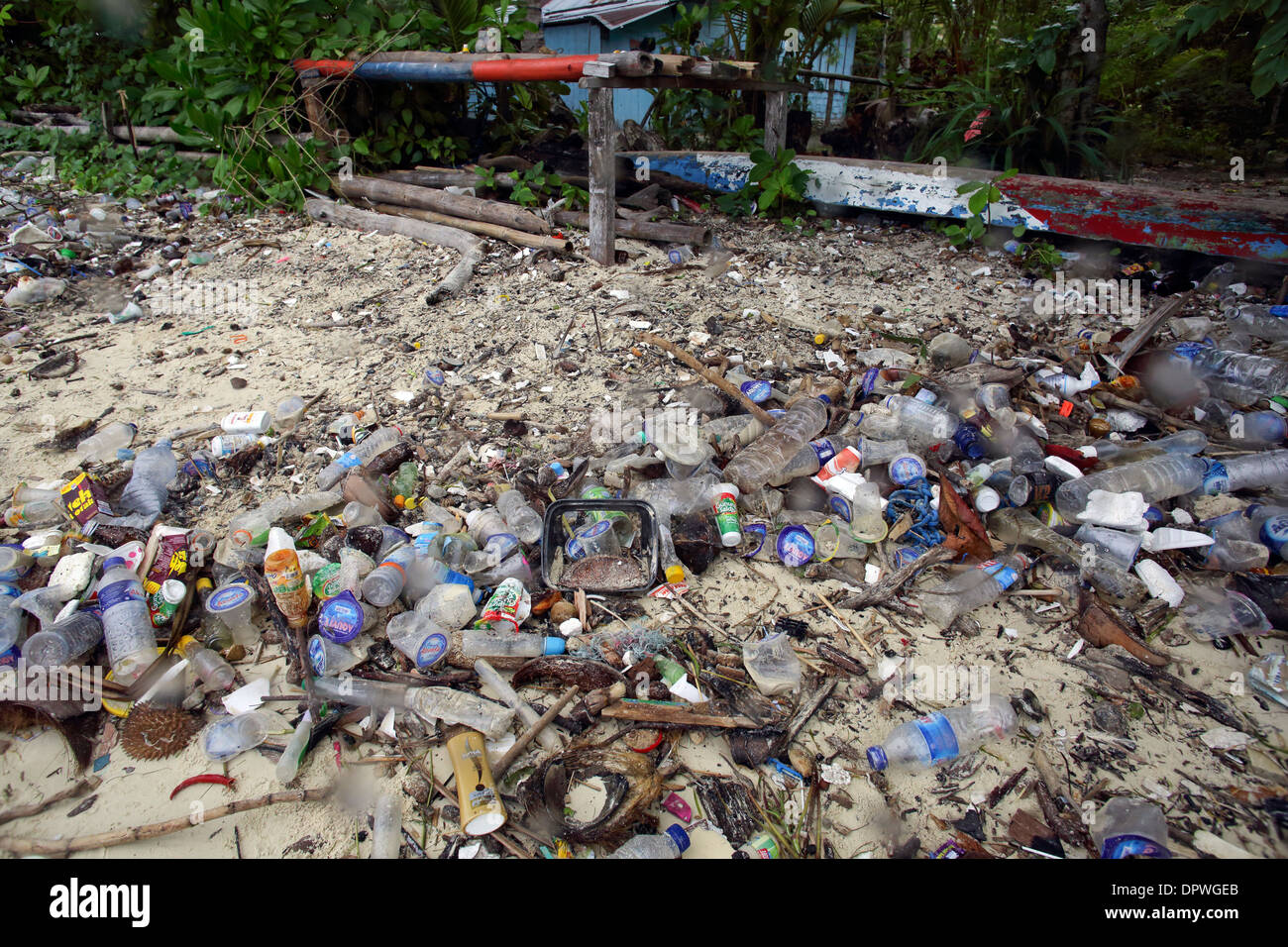 Kunststoff-Flaschen, Taschen und andere Abfälle verschmutzen Südküste Strand auf Bunaken Insel, eine marine Nationalpark Indonesiens Stockfoto