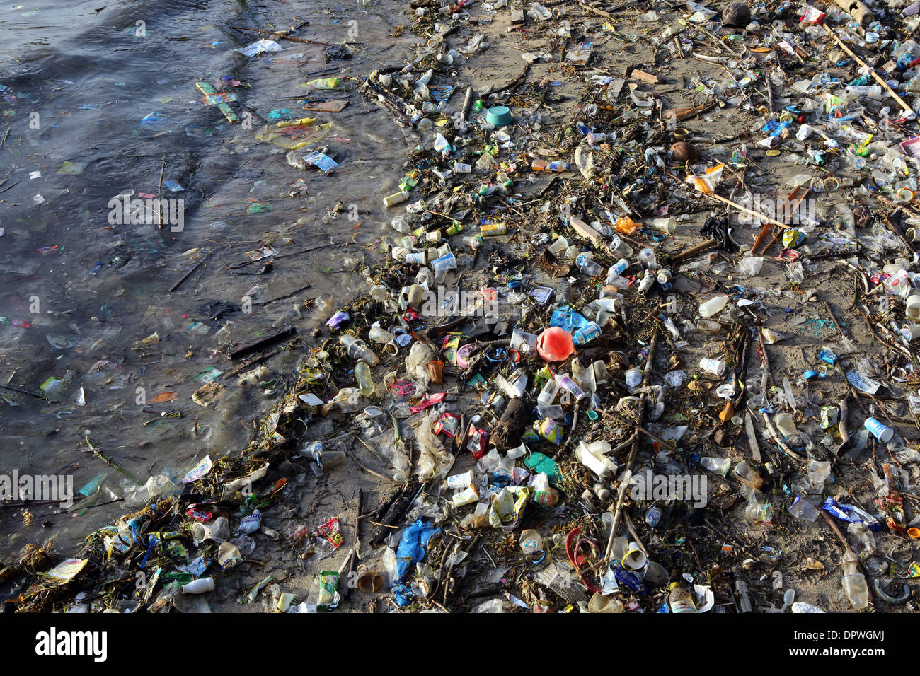 Kunststoff-Flaschen, Taschen und andere Abfälle verschmutzen Südküste Strand auf Bunaken Insel, eine marine Nationalpark Indonesiens Stockfoto