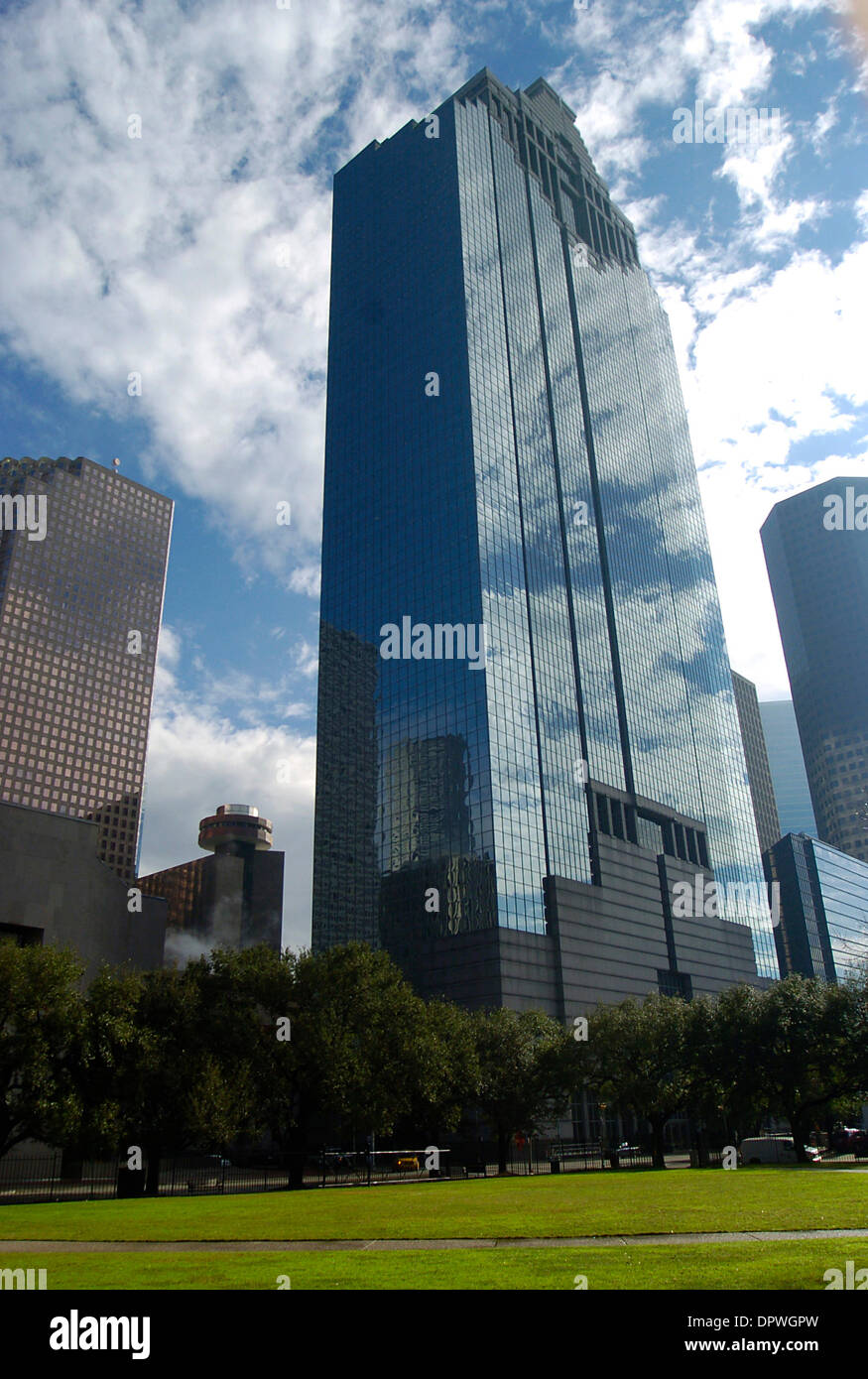 6. Januar 2009 widerspiegeln - Houston, Texas, USA - Wolken in den Glastürmen, aus denen sich die Skyline von Houston, Texas mit Sam Houston Park im Vordergrund. Diese 55 Stockwerke hohen Gebäude, einen Schwerpunkt auf die Skyline von Houston, entworfen kennzeichnet eine markante Kuppe ähnelt einen Maya-Tempel. Früher nannte Chevron Texaco Heritage Plaza. (Kredit-Bild: © Timothy L. Hale/ZUMA Press) Stockfoto