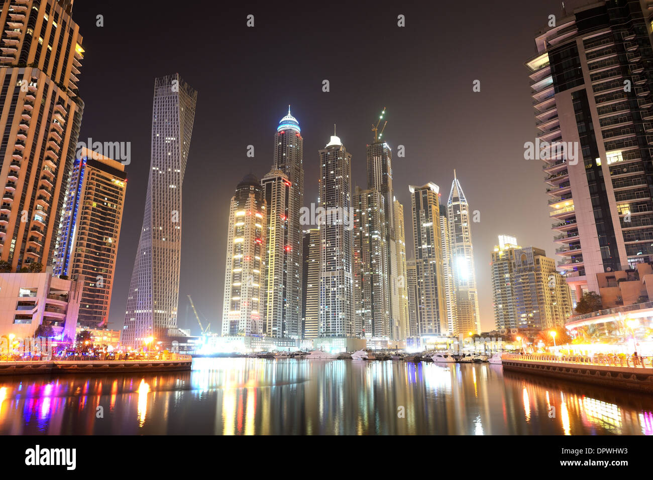 Cayan Tower in Nachtbeleuchtung in Dubai Marina, Dubai, Vereinigte Arabische Emirate Stockfoto