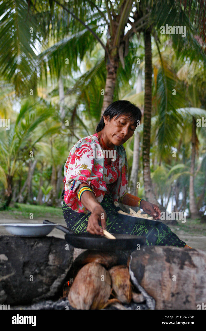 30. April 2009 - Narascandup Pipi, Kuna Yala, Panama - Frauen verbringen einen großen Teil ihres Tages Essen zubereiten und kochen. Einer von ihnen, im Haushalt, wacht über das lange kochen von Dule Masi, das traditionelle Gericht, das sie mit Yucca, Bananen oder weißer Reis zubereitet haben wird, mit Kokosraspeln gemischt und gewürzt mit ein paar kleinen Peperoni. Es wird in der Regel acc Stockfoto